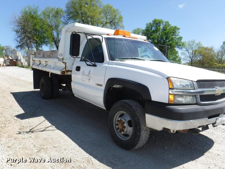 image for item K5997 2004 Chevrolet Silverado 3500 flatbed pickup truck