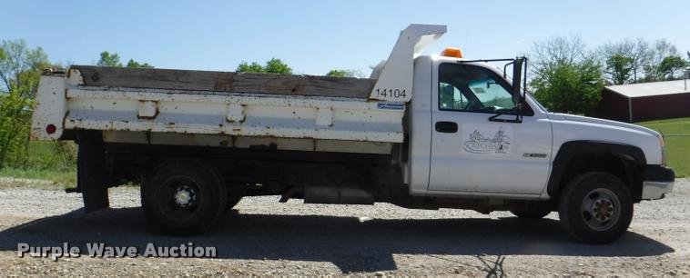 image for item K5997 2004 Chevrolet Silverado 3500 flatbed pickup truck