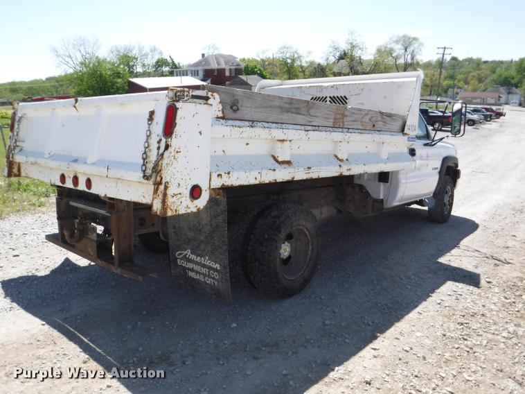 image for item K5997 2004 Chevrolet Silverado 3500 flatbed pickup truck