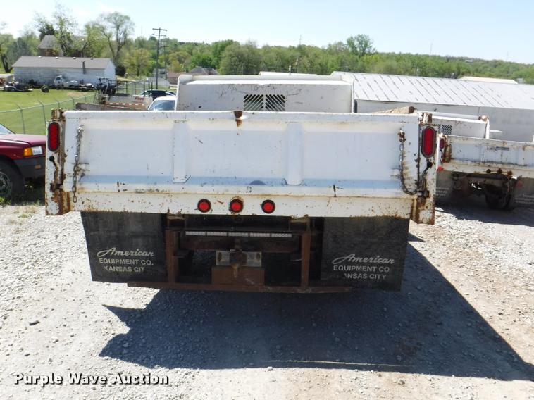 image for item K5997 2004 Chevrolet Silverado 3500 flatbed pickup truck