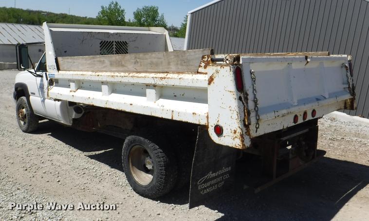 image for item K5997 2004 Chevrolet Silverado 3500 flatbed pickup truck