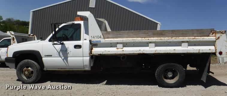image for item K5997 2004 Chevrolet Silverado 3500 flatbed pickup truck