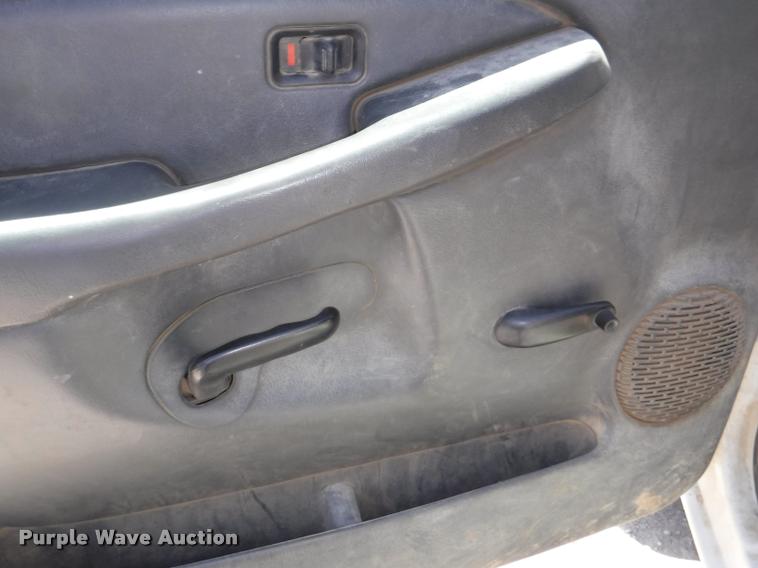 image for item K5997 2004 Chevrolet Silverado 3500 flatbed pickup truck