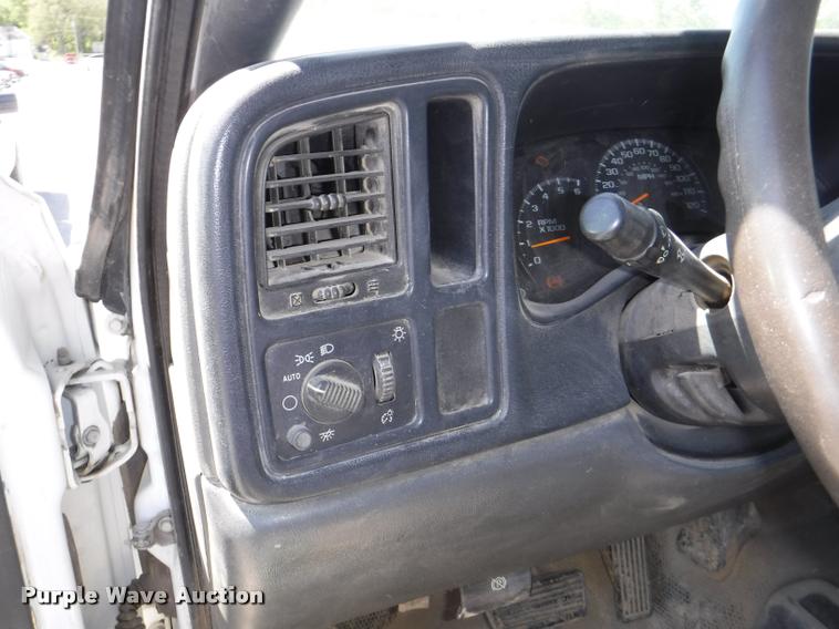 image for item K5997 2004 Chevrolet Silverado 3500 flatbed pickup truck