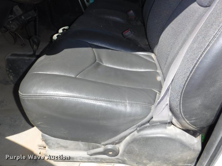 image for item K5997 2004 Chevrolet Silverado 3500 flatbed pickup truck