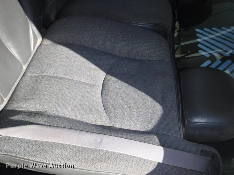 image for item K5997 2004 Chevrolet Silverado 3500 flatbed pickup truck