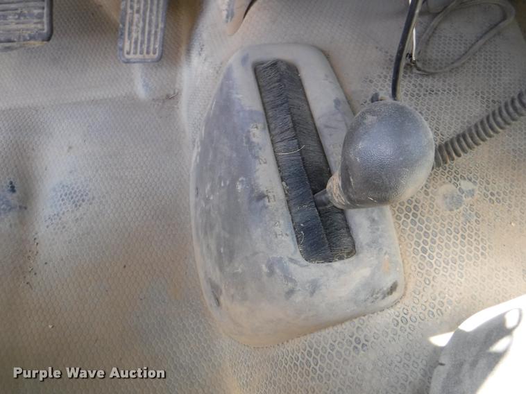 image for item K5997 2004 Chevrolet Silverado 3500 flatbed pickup truck