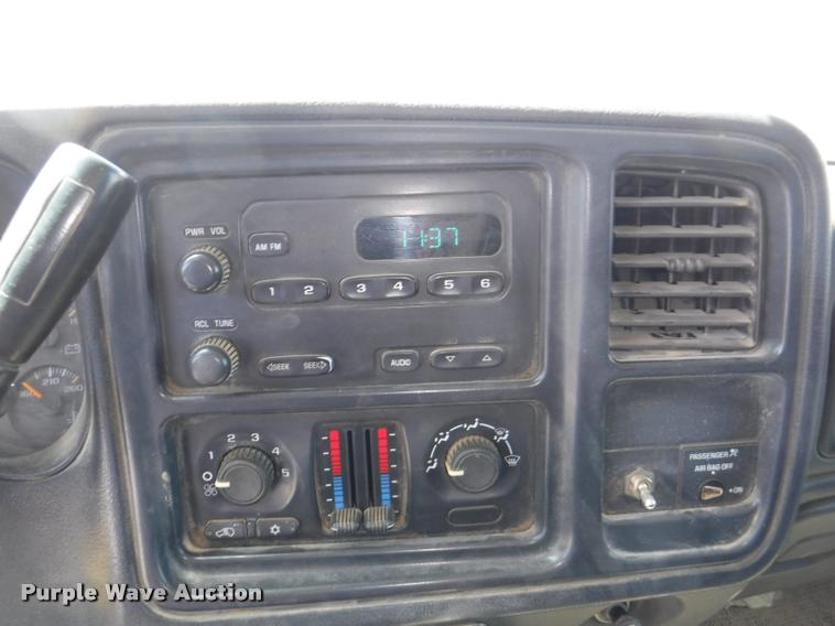 image for item K5997 2004 Chevrolet Silverado 3500 flatbed pickup truck