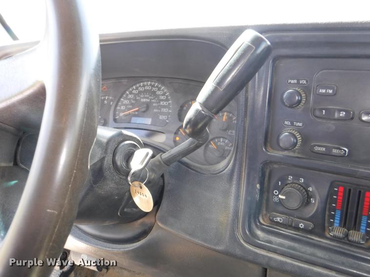 image for item K5997 2004 Chevrolet Silverado 3500 flatbed pickup truck