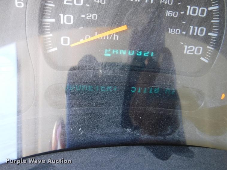 image for item K5997 2004 Chevrolet Silverado 3500 flatbed pickup truck