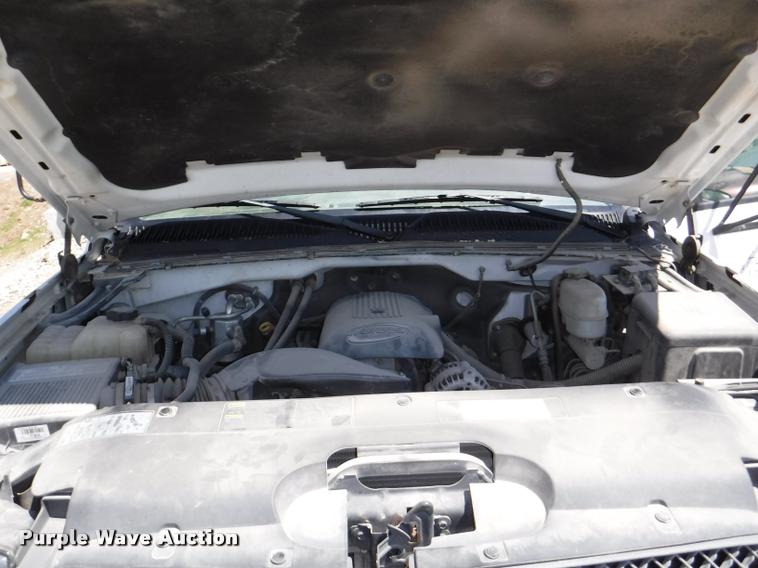 image for item K5997 2004 Chevrolet Silverado 3500 flatbed pickup truck