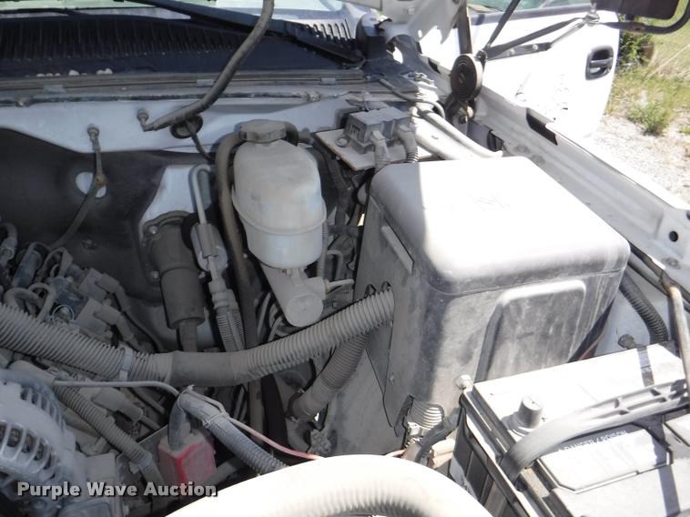 image for item K5997 2004 Chevrolet Silverado 3500 flatbed pickup truck