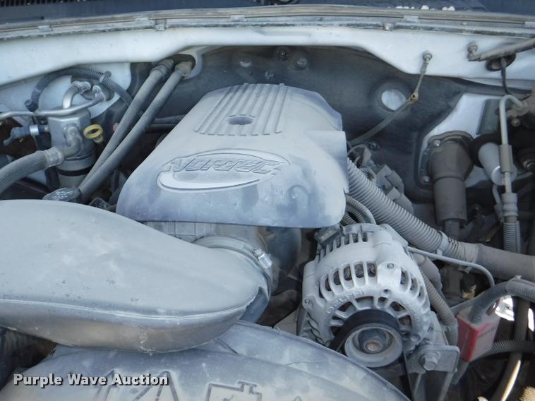 image for item K5997 2004 Chevrolet Silverado 3500 flatbed pickup truck