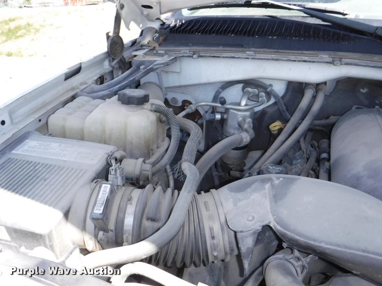 image for item K5997 2004 Chevrolet Silverado 3500 flatbed pickup truck