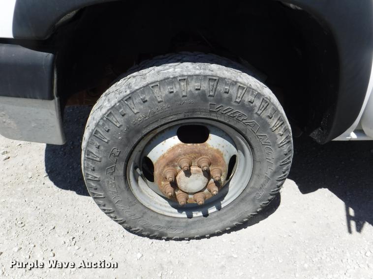 image for item K5997 2004 Chevrolet Silverado 3500 flatbed pickup truck