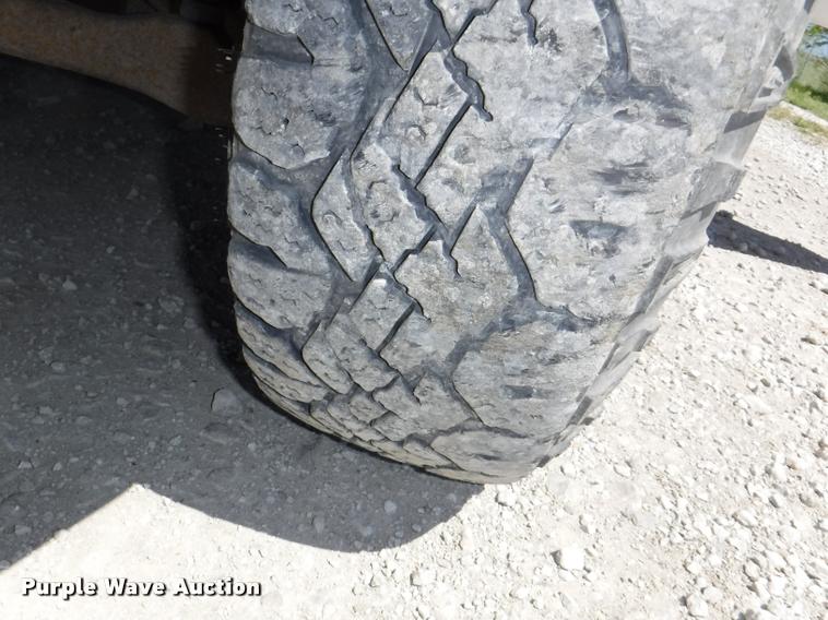 image for item K5997 2004 Chevrolet Silverado 3500 flatbed pickup truck