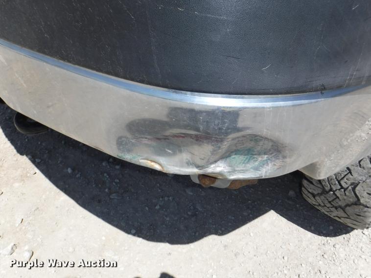 image for item K5997 2004 Chevrolet Silverado 3500 flatbed pickup truck