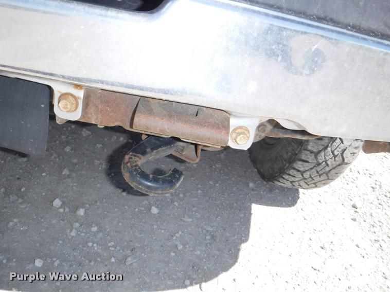 image for item K5997 2004 Chevrolet Silverado 3500 flatbed pickup truck