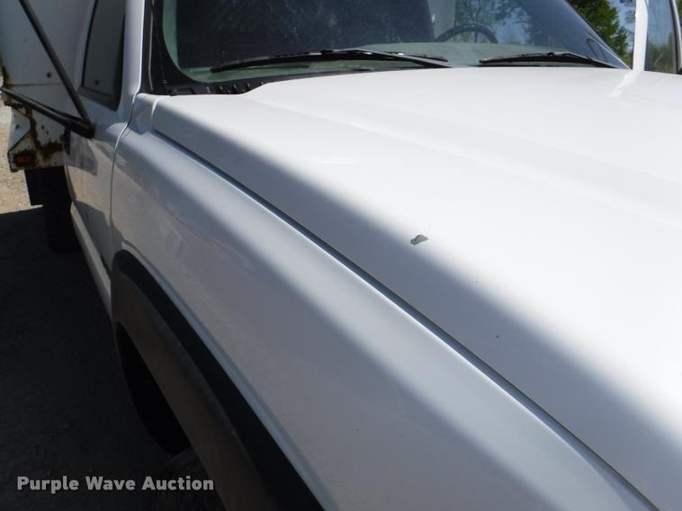 image for item K5997 2004 Chevrolet Silverado 3500 flatbed pickup truck