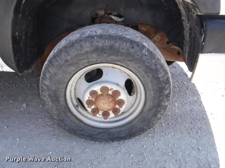 image for item K5997 2004 Chevrolet Silverado 3500 flatbed pickup truck