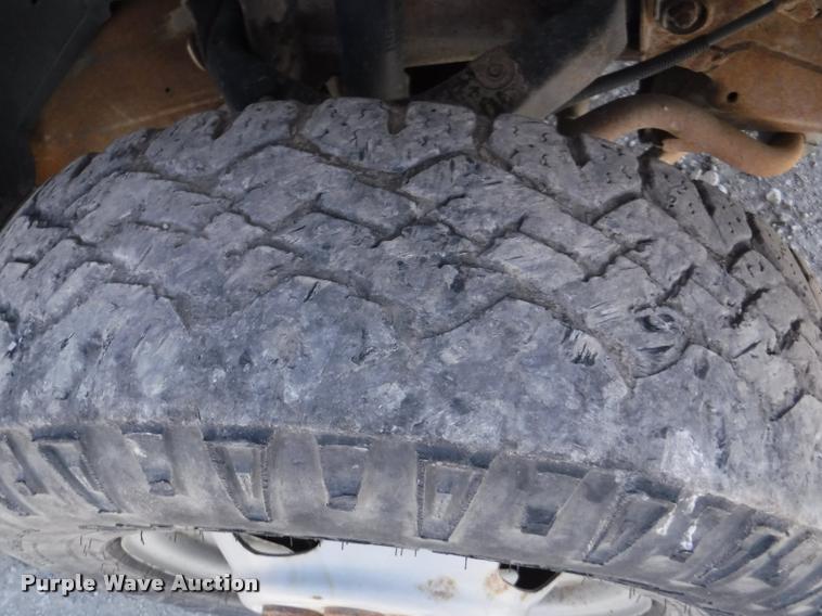 image for item K5997 2004 Chevrolet Silverado 3500 flatbed pickup truck