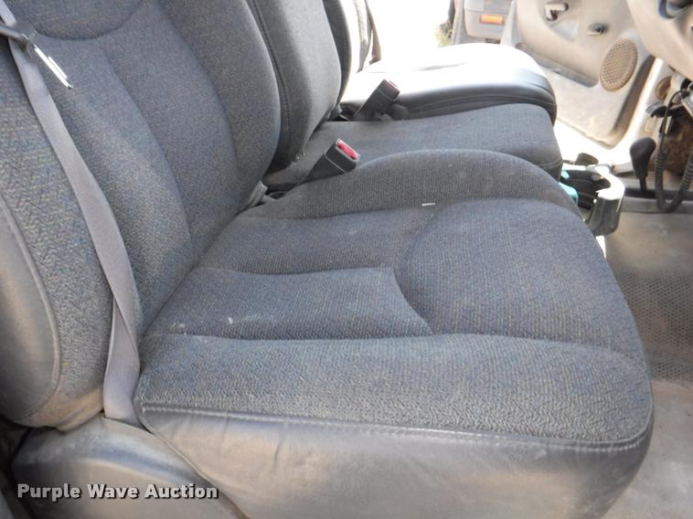 image for item K5997 2004 Chevrolet Silverado 3500 flatbed pickup truck