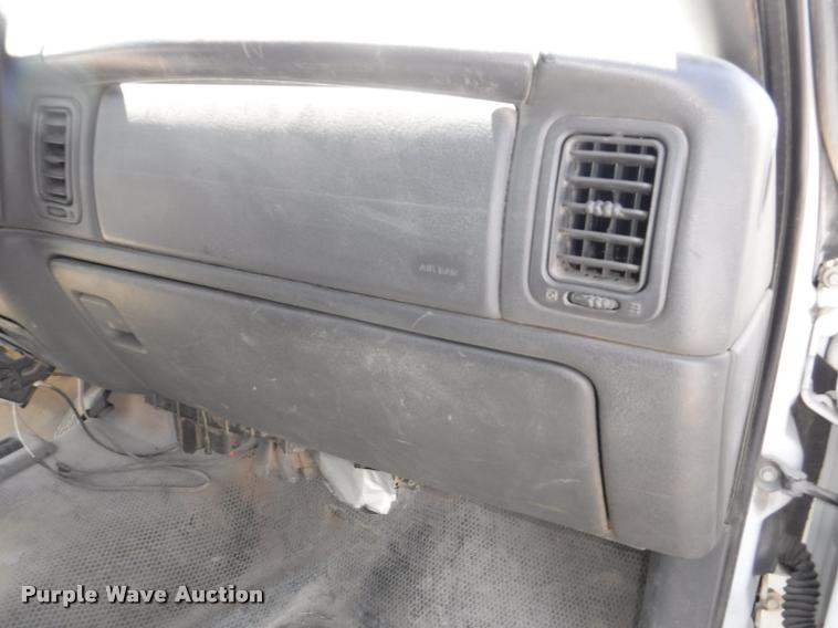 image for item K5997 2004 Chevrolet Silverado 3500 flatbed pickup truck