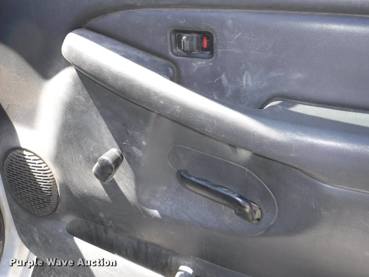 image for item K5997 2004 Chevrolet Silverado 3500 flatbed pickup truck