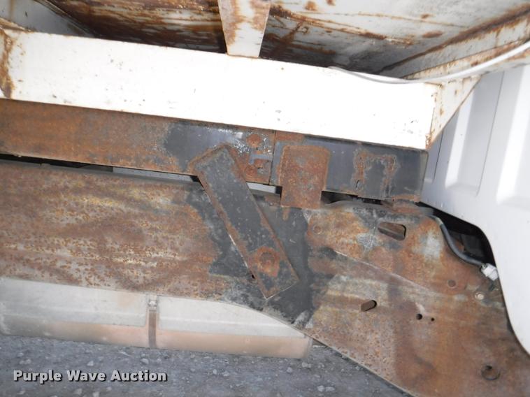 image for item K5997 2004 Chevrolet Silverado 3500 flatbed pickup truck