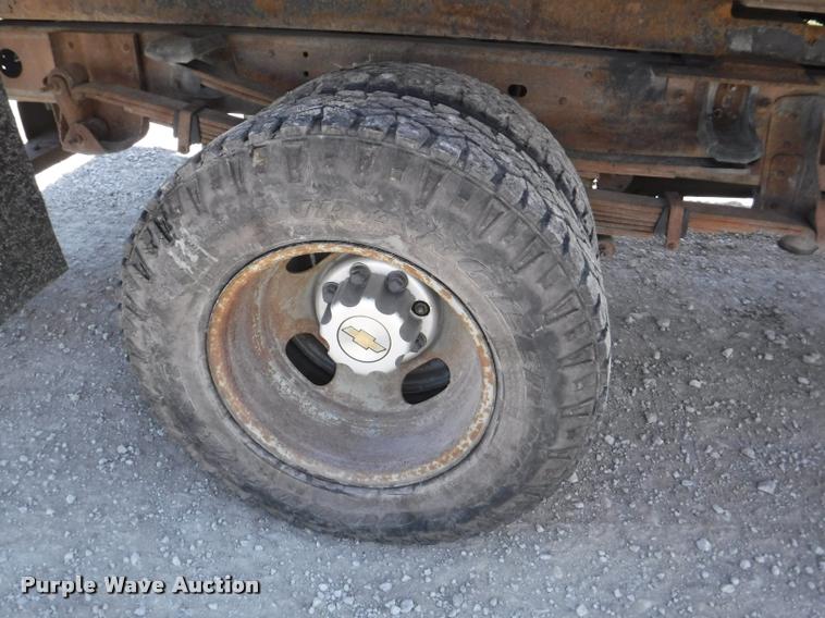 image for item K5997 2004 Chevrolet Silverado 3500 flatbed pickup truck