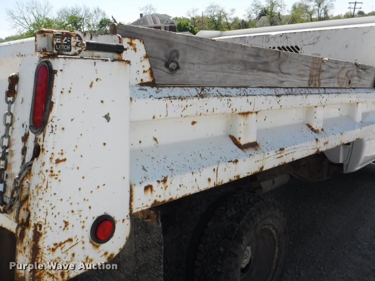 image for item K5997 2004 Chevrolet Silverado 3500 flatbed pickup truck