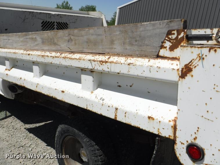 image for item K5997 2004 Chevrolet Silverado 3500 flatbed pickup truck