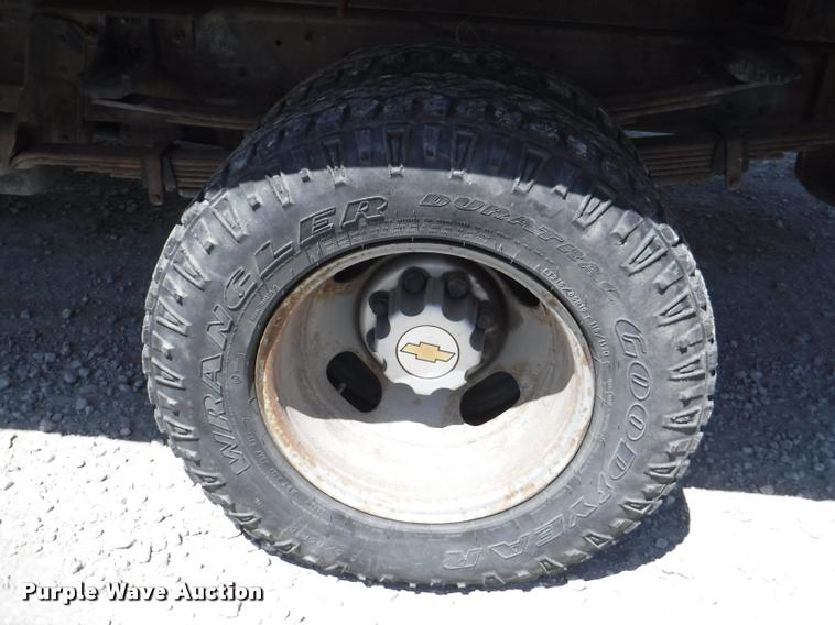 image for item K5997 2004 Chevrolet Silverado 3500 flatbed pickup truck