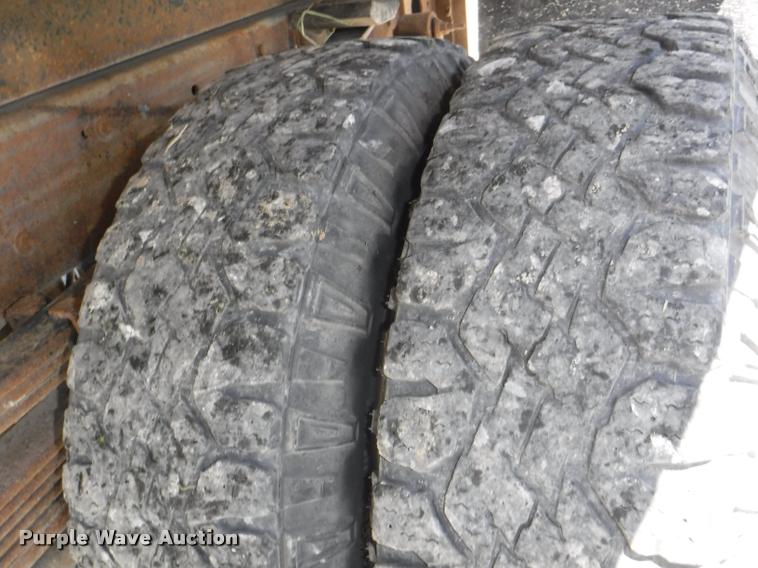 image for item K5997 2004 Chevrolet Silverado 3500 flatbed pickup truck