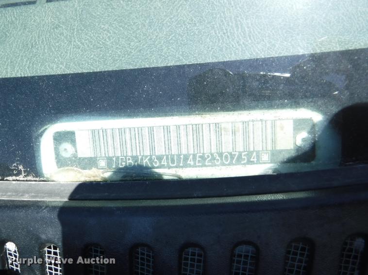 image for item K5997 2004 Chevrolet Silverado 3500 flatbed pickup truck