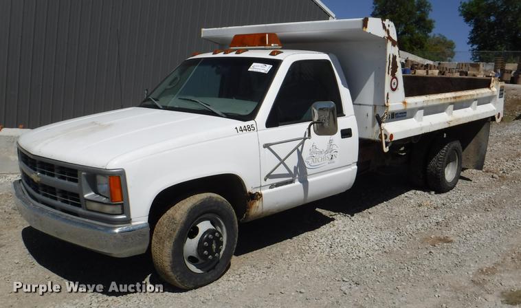 image for item K5998 1999 Chevrolet 3500 flatbed pickup truck