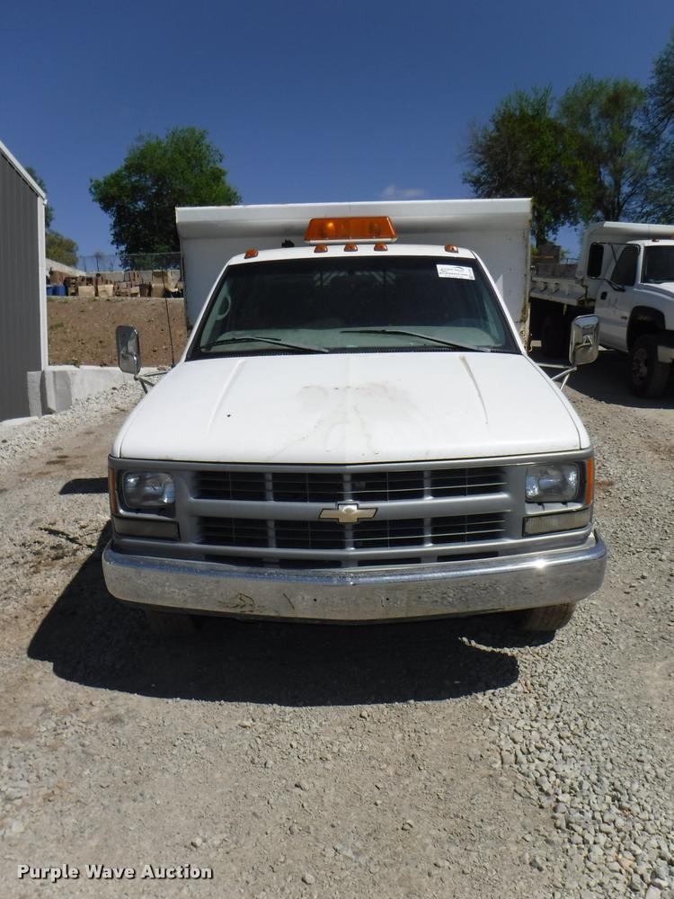 image for item K5998 1999 Chevrolet 3500 flatbed pickup truck