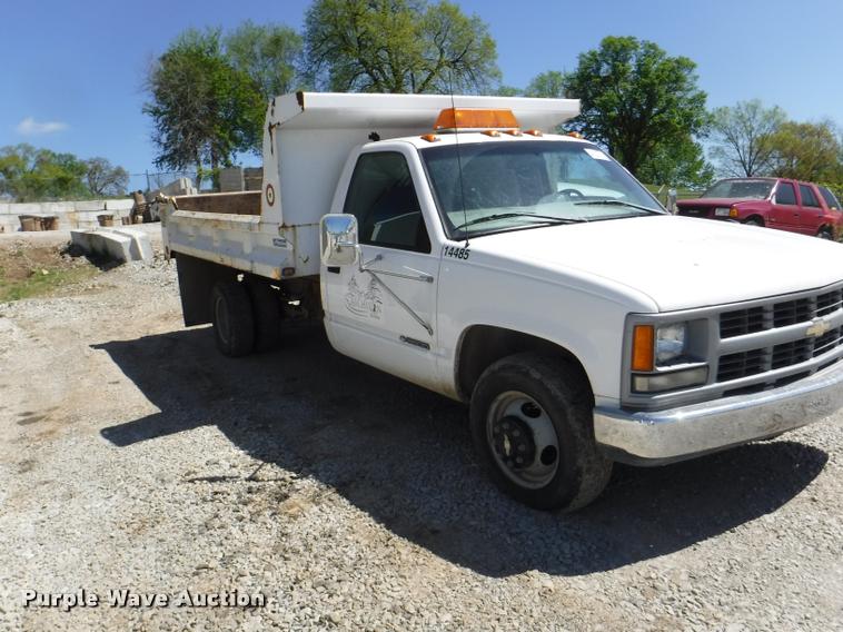 image for item K5998 1999 Chevrolet 3500 flatbed pickup truck