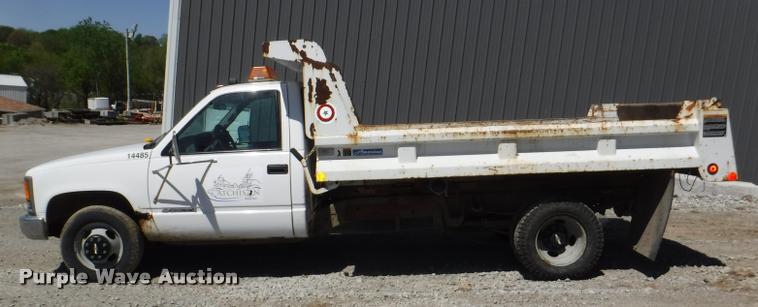 image for item K5998 1999 Chevrolet 3500 flatbed pickup truck