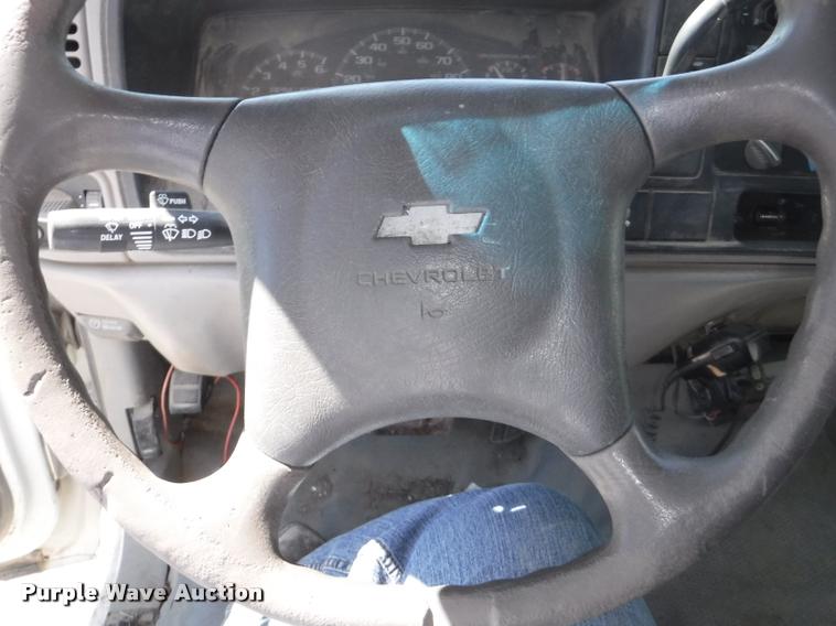 image for item K5998 1999 Chevrolet 3500 flatbed pickup truck