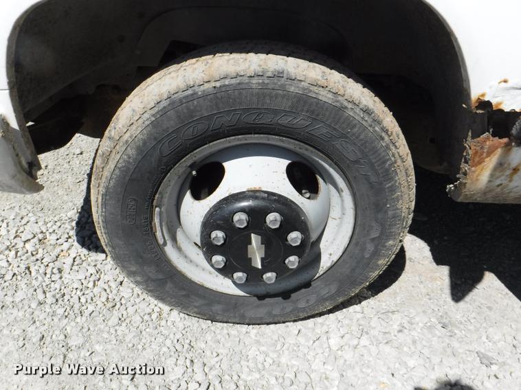 image for item K5998 1999 Chevrolet 3500 flatbed pickup truck