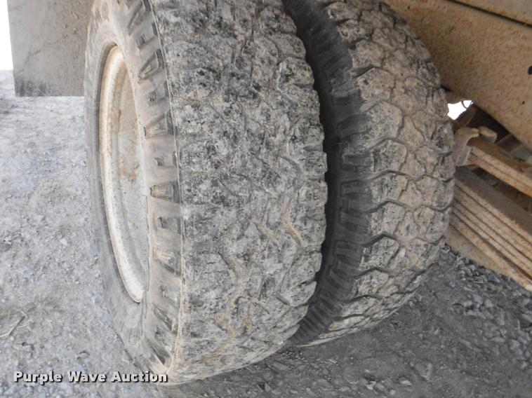 image for item K5998 1999 Chevrolet 3500 flatbed pickup truck