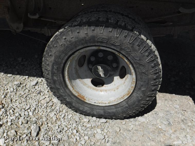 image for item K5998 1999 Chevrolet 3500 flatbed pickup truck