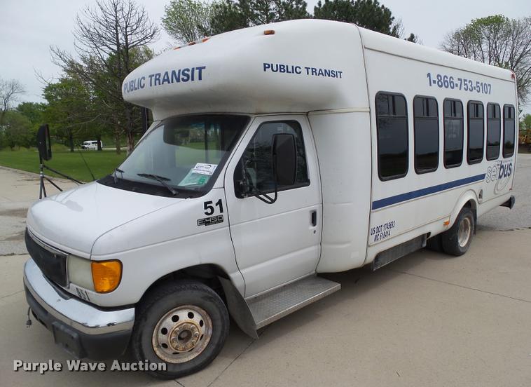 image for item L5538 2005 Ford E450 Super Duty BSSN25 shuttle bus