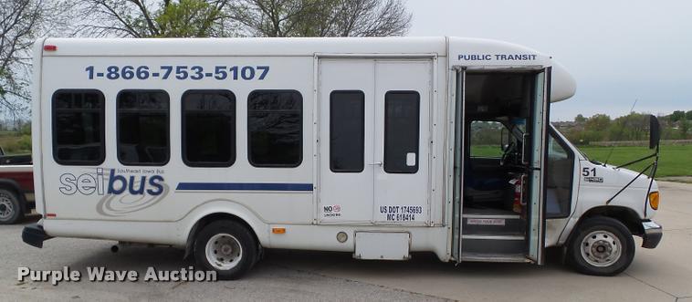 image for item L5538 2005 Ford E450 Super Duty BSSN25 shuttle bus