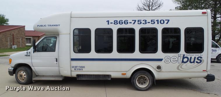 image for item L5538 2005 Ford E450 Super Duty BSSN25 shuttle bus