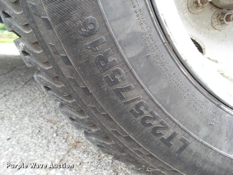 image for item L5538 2005 Ford E450 Super Duty BSSN25 shuttle bus