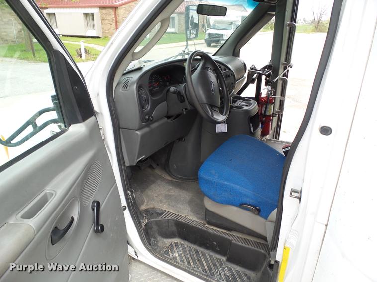 image for item L5538 2005 Ford E450 Super Duty BSSN25 shuttle bus