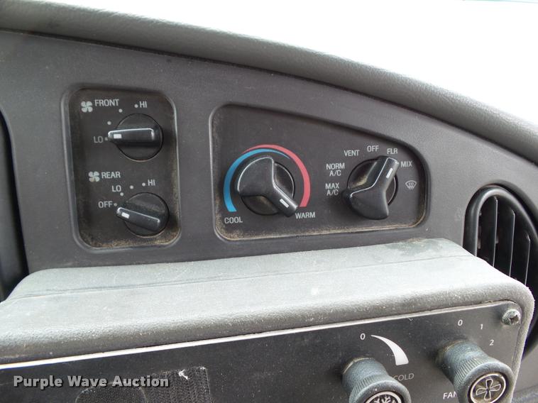 image for item L5538 2005 Ford E450 Super Duty BSSN25 shuttle bus