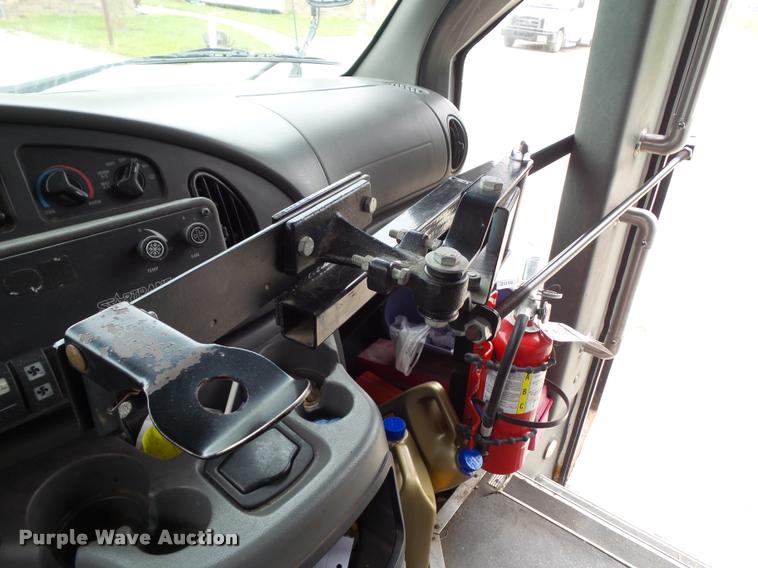 image for item L5538 2005 Ford E450 Super Duty BSSN25 shuttle bus